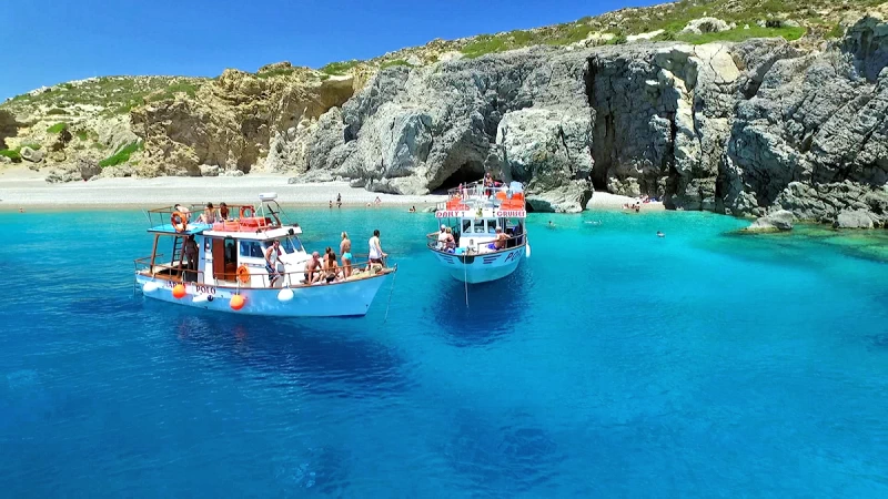 Tour e bateau vers la Baie Anthony Quinn, la Baie Kallithea et la Grotte Traganou