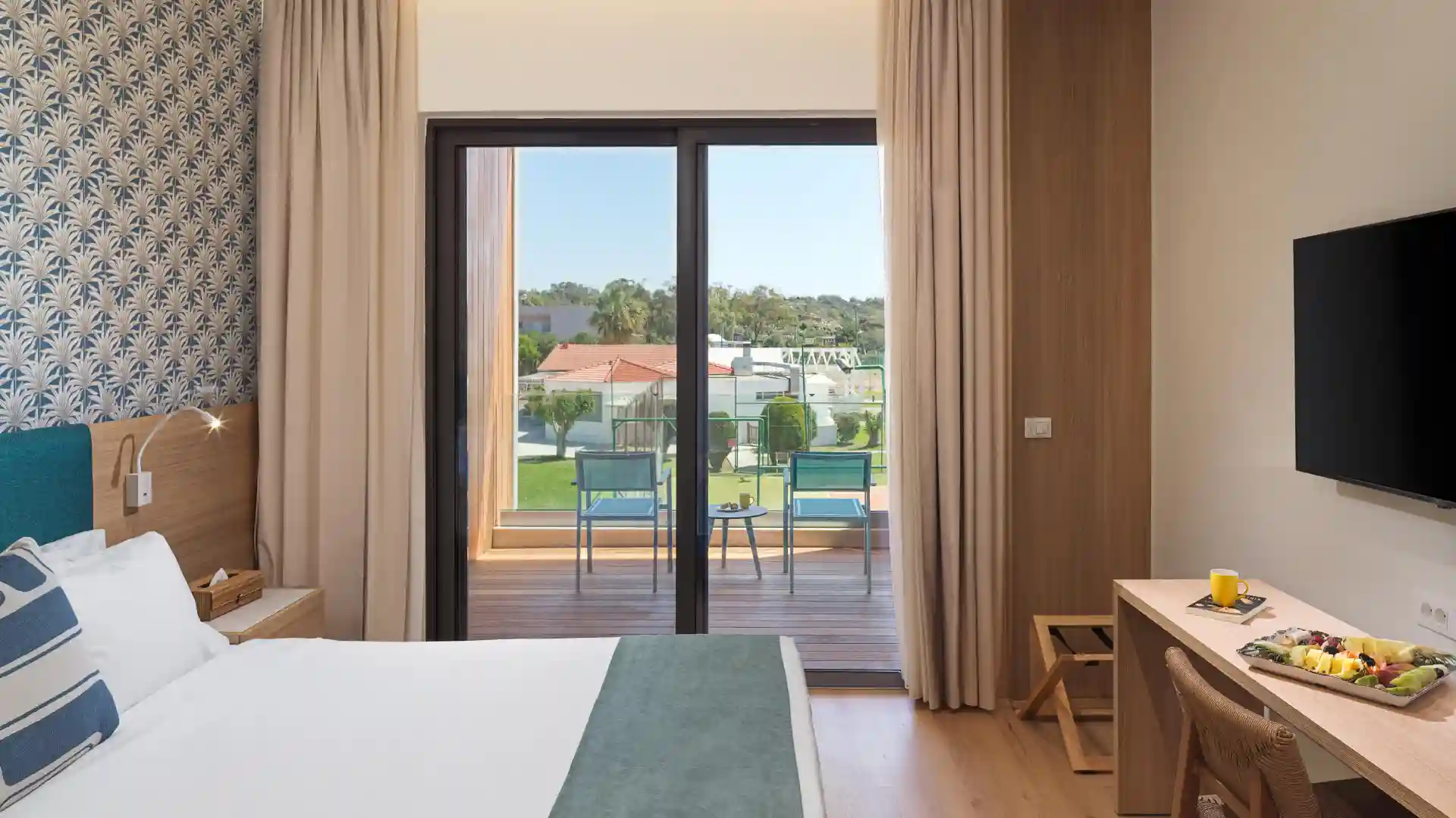 Vue deluxe sur la piscine depuis la chambre familiale