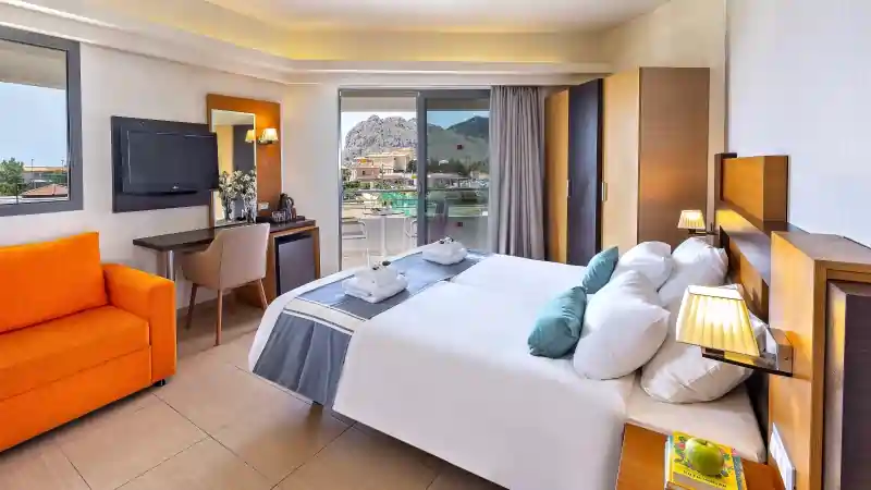 Chambre double avec vue sur piscine et mer