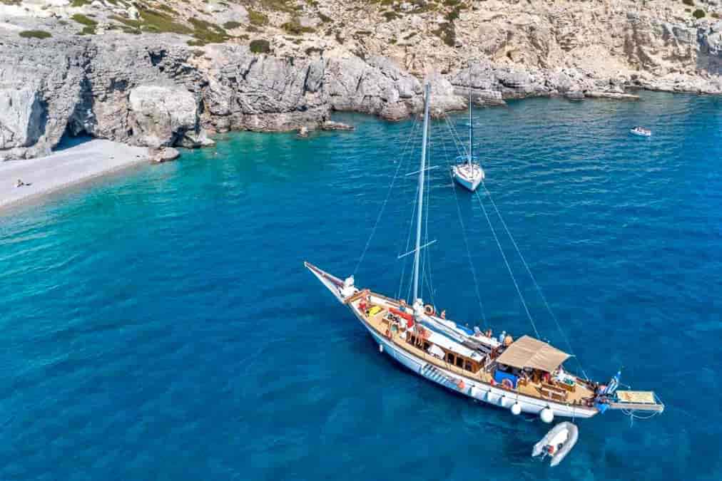 Tour e bateau vers la Baie Anthony Quinn, la Baie Kallithea et la Grotte Traganou