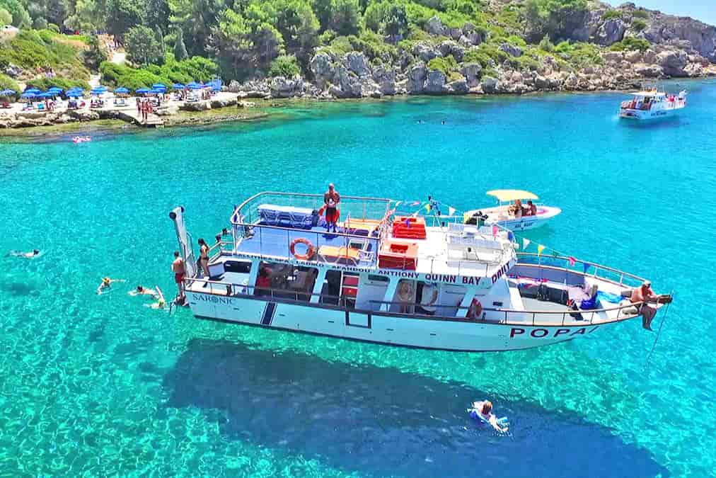 Tour e bateau vers la Baie Anthony Quinn, la Baie Kallithea et la Grotte Traganou