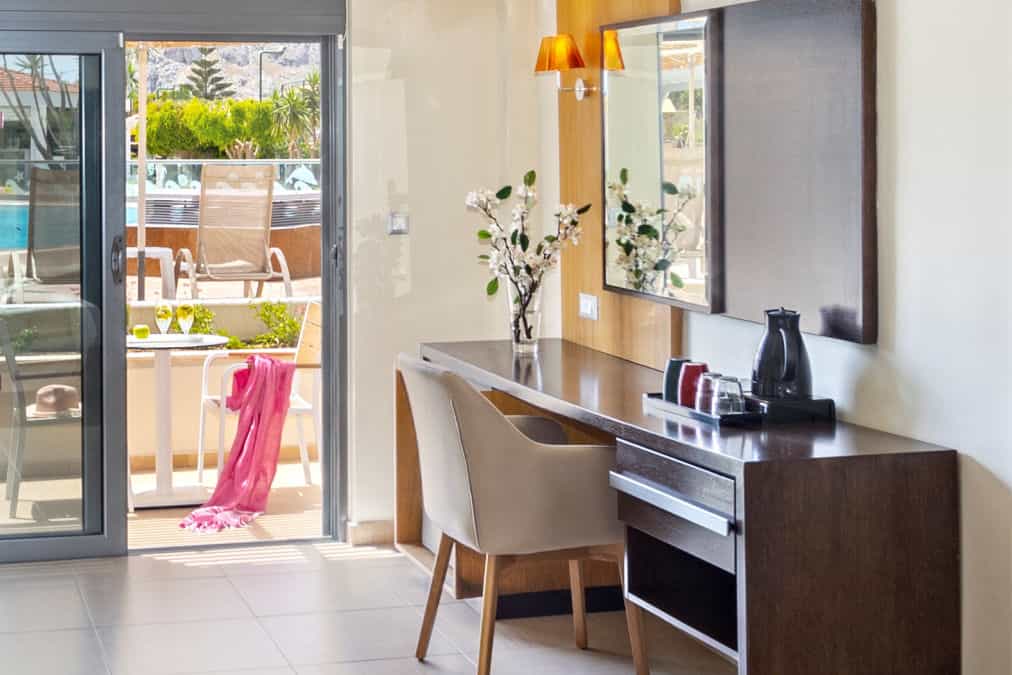 Chambre famille avec vue piscine