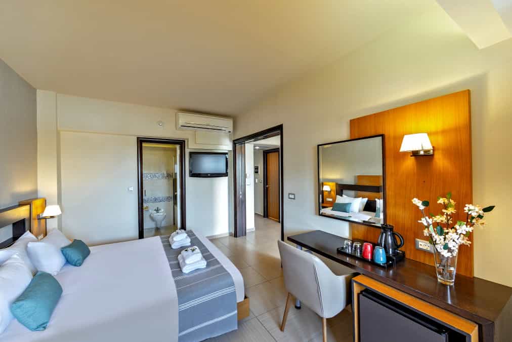 Suite deux chambres avec vue piscine