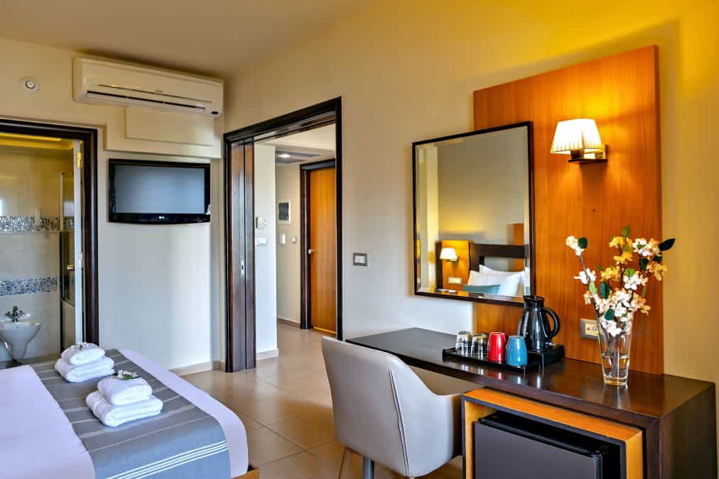 Suite deux chambres avec vue piscine