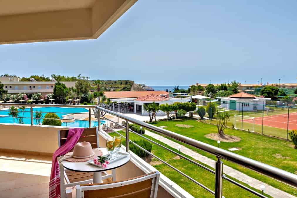 Chambre double avec vue sur piscine et mer